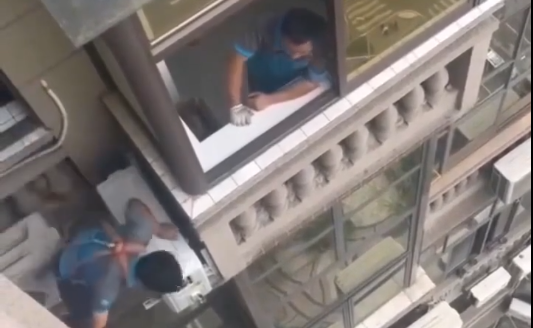 Jeles Jiran Pasang Aircond, Jadi Viral!